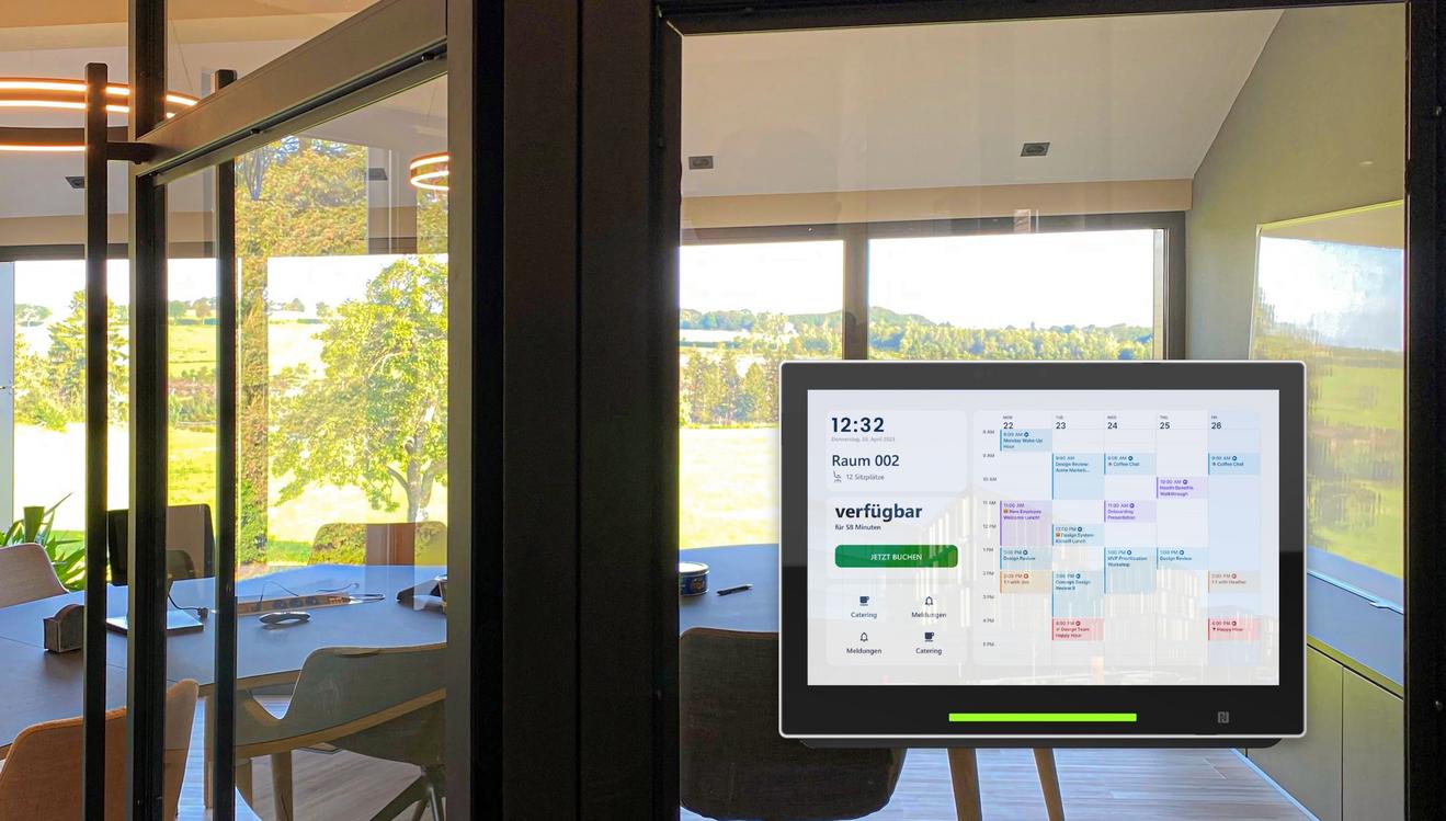 Digitales Türschild TD-1070 von TimeFleX an einem Besprechungsraum mit Glaswand